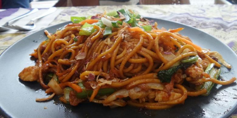 Menu Mie Goreng khas Indonesia, salah satu menu makanan di Kampoeng Tasik Restaurant di Aberdeen Street, Northbridge, Perth, Australia Barat.