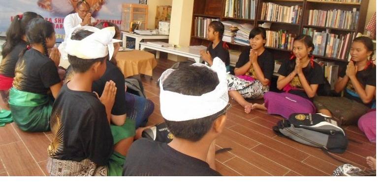 Tak Ada Tempat Belajar Agama  Hindu di Pelataran Rumah 