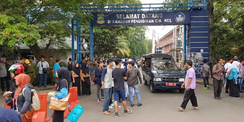 Kawasan Pendidikan Cikokol di Kota Tangerang kembali dibuka oleh polisi pada Kamis (20/10/2016). Tadi pagi, tempat tersebut ditutup dengan garis polisi karena tiga polisi diserang oleh pemuda terduga ISIS.