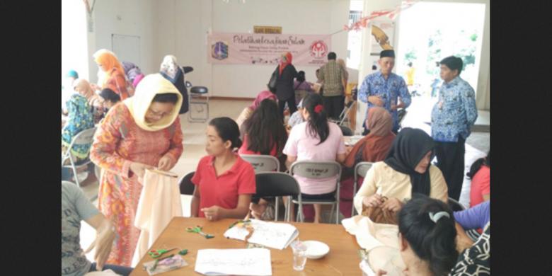 Warga Rusun Pulogebang Diberi Pelatihan Menyulam