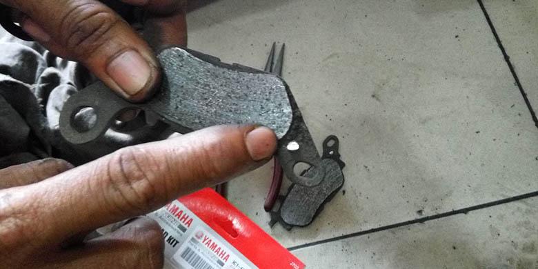Kondisi kampas rem yang sudah habis. Titik putih di samping adalah tanda kampas harus diganti