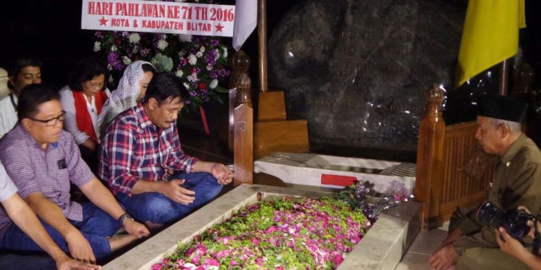 Hormat Djarot Sebelum Melangkah Masuk ke Makam Soekarno
