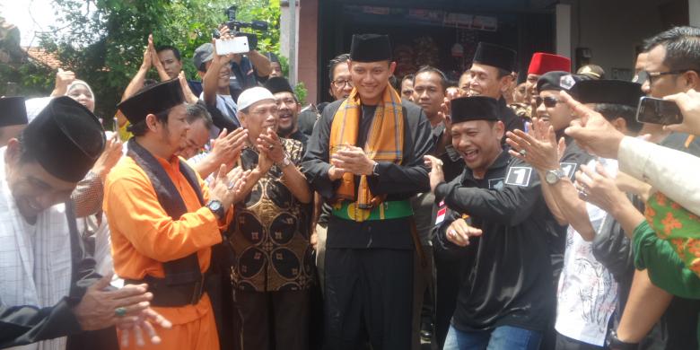 Ini Gaya Agus Belajar Jurus Silat Betawi - Kompas.com