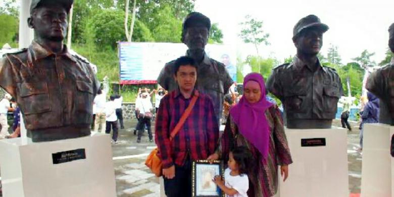 Istri dan anak almarhum Ariatno Prasetyo saat peresmian lima Patung Anggota Tagana yang meninggal dalam menjalankan tugas saat Erupsi Merapi 2010