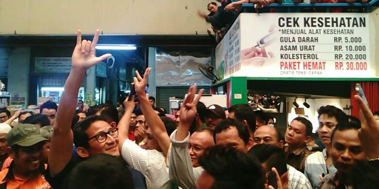Calon wakil gubernur DKI Jakarta Sandiaga Uno mengunjungi Pasar Pramuka di Jalan Raya Pramuk, Matraman, Jakarta Timur. Senin (5/12/2016)(Kompas.com/Robertus Belarminus)
