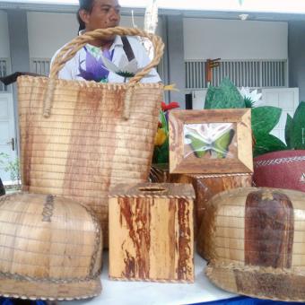 Berikan contoh barang kerajinan yang dibuat dari pelepah batang pisang