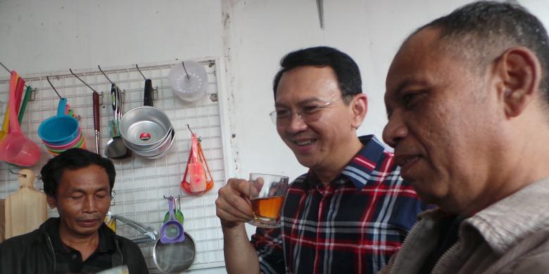 Calon gubernur DKI Jakarta Basuki Tjahaja Purnama ngeteh bersama warga Ulujami, Jakarta Selatan, Kamis (26/1/2017).(Kompas.com/Kurnia Sari Aziza)