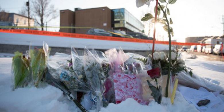 Karangan bunga diletakkan di depan masjid di komplek pusat kebudayaan Muslim di Kota Quebec, Kanada, menyusul aksi penyerangan teroris yang menewaskan enam jemaah dan melukai belasan lainya, Senin WIB (30/1/2017).  