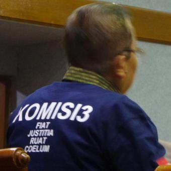 Anggota Komisi III Arsul Sani mengenakan kaos.