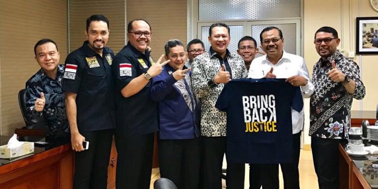 Komisi III DPR menyerahkan kaos.