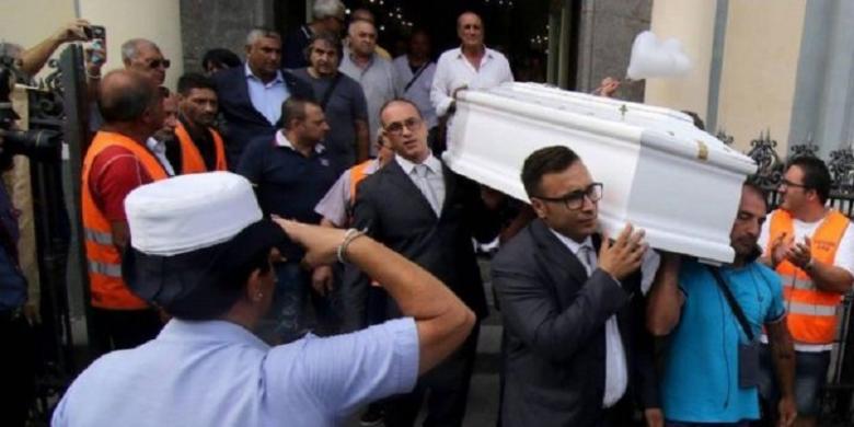 Warga Italia terkejut oleh kematian Tiziana Cantone dan pemakamannya diliput secara luas oleh media Italia.
