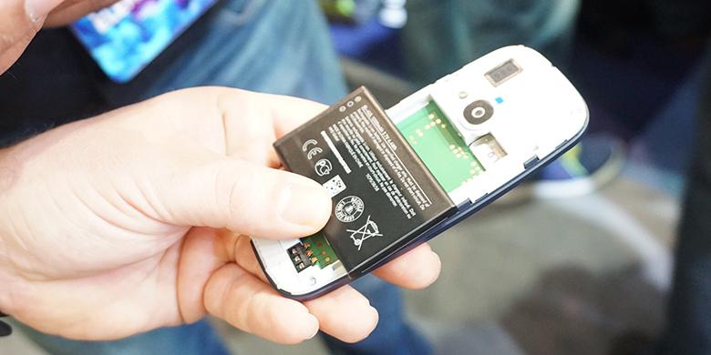 Baterai Nokia 3310 tetap bisa dilepas. Casing belakang bisa dibuka untuk mengakses slot SIMcard dan microSD.