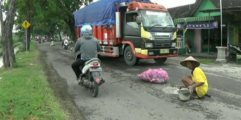 Mbah Sadiyo, pria yang sehari-hari bekerja sebagai pemulung ini ikhlas menyisihkan sebagian rezekinya untuk membeli semen dan pasir.