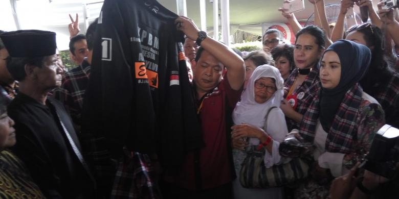 Relawan pasangan calin gubernur dan wakil gubernur DKI Jakarta Agus-Sylviana saat menyatakan dukungannya untuk paslon nomor pemilihan dua, Basuki Tjahaja Purnama-Djarot Saiful Hidayat di kawasan Widya Chandra, Jakarta Selatan, Rabu (1/3/2017).