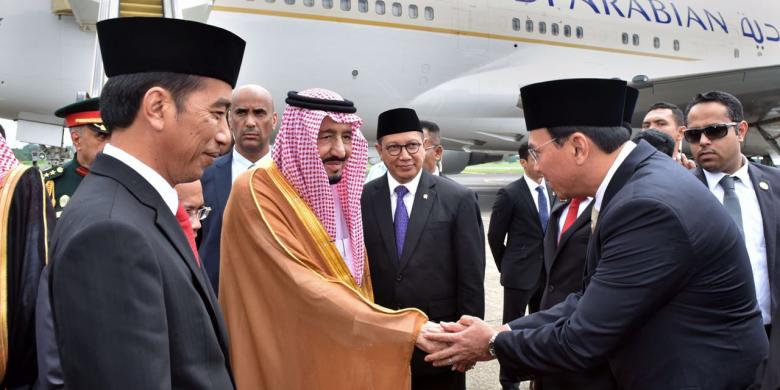 Gubernur DKI Jakarta Basuki Tjahaja Purnama bersalaman dengan Raja Arab Saudi Salman bin Abdulaziz al-Saud, di Bandara Halim Perdanakusuma, Jakarta Timur, Rabu (1/3/2017).