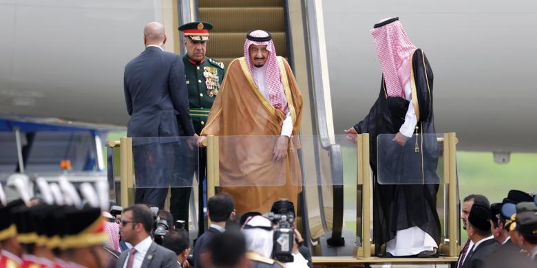 Raja Arab Saudi Salman bin Abdulaziz al-Saud tiba di Bandara Halim Perdanakusuma, Jakarta, Rabu (1/3/2017). Kunjungan Raja Salman ke Indonesia setelah 47 tahun lalu dalam rangka kerjasama bilateral Indonesia - Arab Saudi.