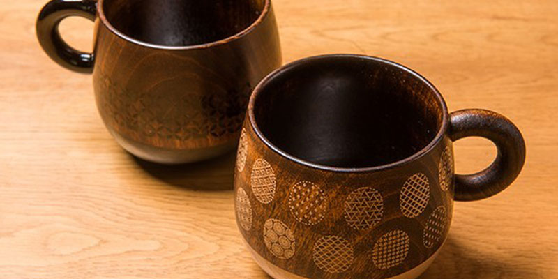 Wood Mug Urushi Black (kiri) dan White (kanan).