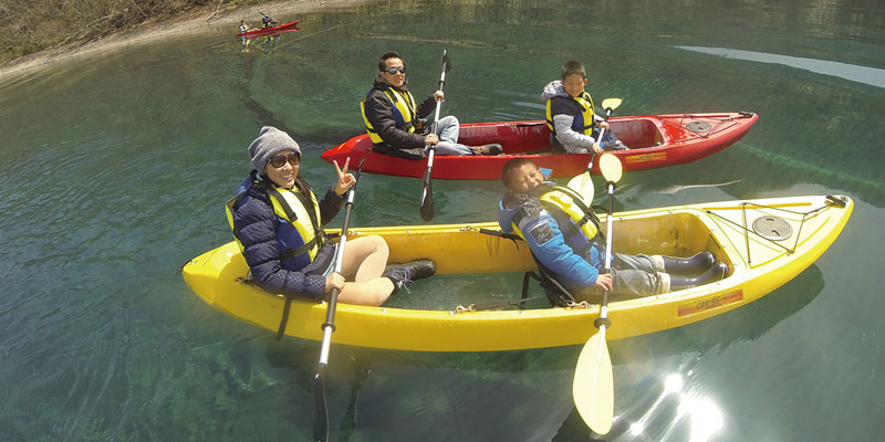 Menggunakan kayak di Danau Shikotsu, Jepang.