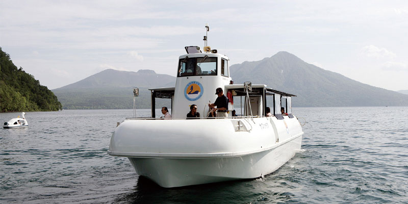 Wisatawan bisa menikmati pemandangan dalam air Danau Shikotsu di Jepang menggunakan kapal wisata.