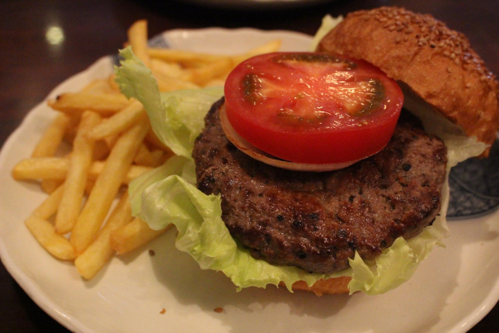 Makanan rekomendasi yang dapat dinikmati di sekitar sini adalah Navy Burger.