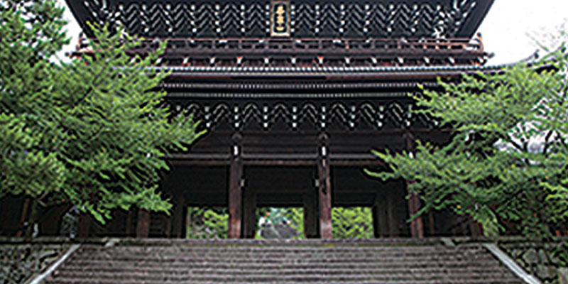Gerbang Sanmon di Kyoto, Jepang. Gerbang ini didirikan pada 1621 dan ditetapkan sebagai warisan nasional Jepang pada 2002.