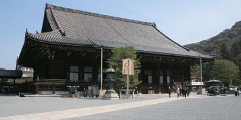 Kuil Chion-in di Kyoto, Jepang yang didirikan oleh pendeta bernama Honen.
