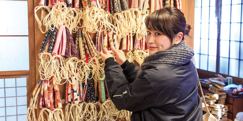 Toko oleh-oleh Yoshinoya di Prefektur Gunma ini menjual Geta (sandal tradisional Jepang) dan mainan tradisional Jepang.