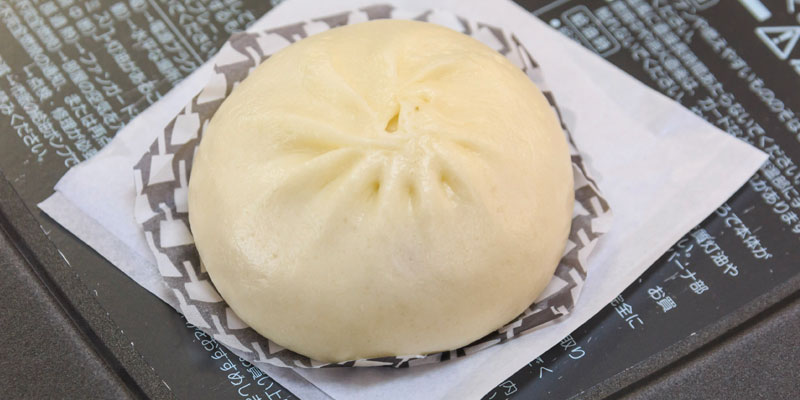 Bakpao rasa Monja (sejenis bakwan Jepang) di toko oleh-oleh Isagoya, Prefektur Gunma, Jepang.