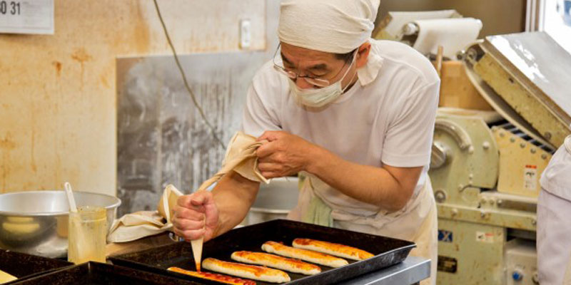 Toko roti Sakae-pan yang memiliki motto roti murah dan lezat yang dapat dinikmati oleh semua orang di Gifu, Jepang. Toko roti ini menjual 60 hingga 70 jenis roti setiap harinya. Setiap hari, sang pemilik toko memulai harinya sekitar pukul 4 pagi untuk mempersiapkan toko yang dibuka pukul 6.50.