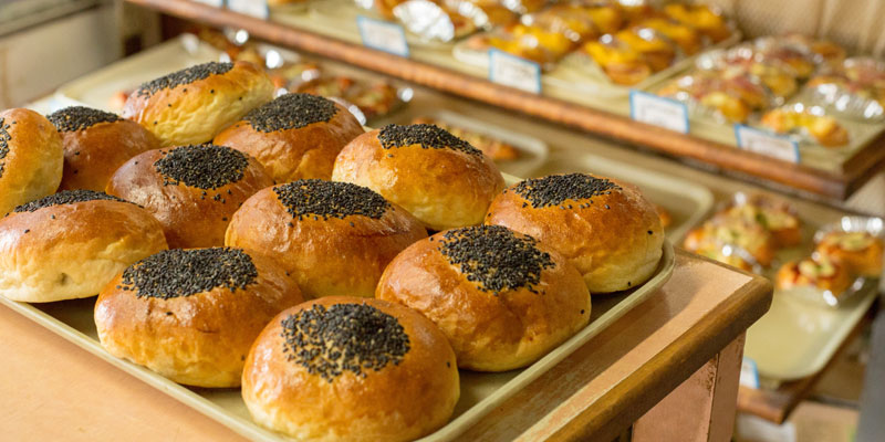 Toko roti Sakae-pan yang memiliki motto roti murah dan lezat yang dapat dinikmati oleh semua orang di Gifu, Jepang. Toko roti ini menjual 60 hingga 70 jenis roti setiap harinya. 
