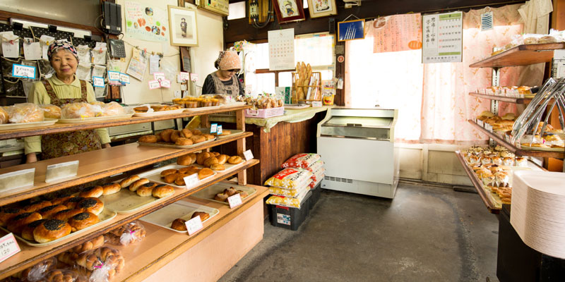 Toko roti Sakae-pan yang memiliki motto roti murah dan lezat yang dapat dinikmati oleh semua orang di Gifu, Jepang. Toko roti ini menjual 60 hingga 70 jenis roti setiap harinya.
