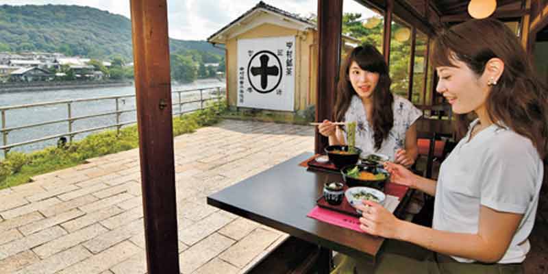 Kafe Nakamura Toukichi di Kyoto, Jepang. Di sini kita dapat menikmati dessert matcha sambil melihat pemandangan sungai.