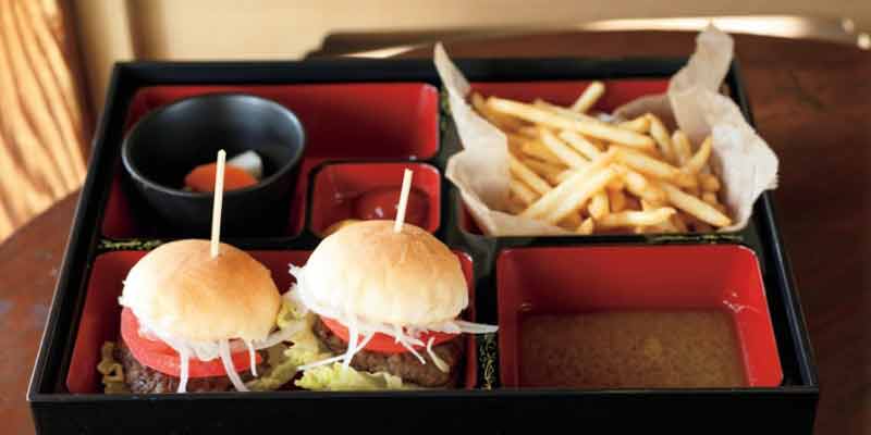 Restoran Slams Burger House saat ini sedang hangat diperbincangkan di Jepang karena cara makannya tidak biasa, yaitu dengan mencelupkan hamburger ke dalam saus tare khas Jepang.