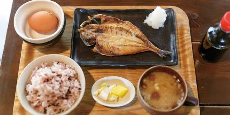 Restoran Yoridokoro di Prefektur Kanagawa, Jepang, menyajikan beragam makanan sehat dengan himono (ikan asin khas Jepang) sebagai menu utamanya. 
