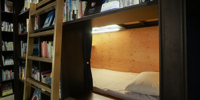 Hostel Book And Bed Tokyo di Jepang. Hostel yang mempunyai konsep toko buku yang bisa diinapi ini membuat kamar dalam bentuk kapsul dengan rak buku di sekitarnya. 