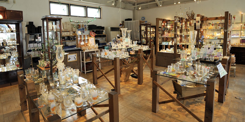 Glass Forest in Furano, tempat pembuatan gelas kaca di Hokkaido, Jepang. Toko ini menjual produk gelas kaca yang dipanjang dengan berbagai tema.