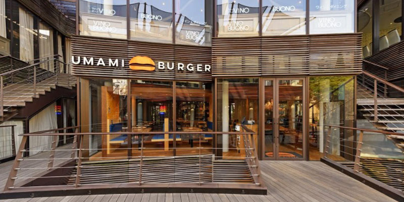 Umami Burger di Jepang. Burger yang menggunakan kata Umami (dalam bahasa Jepang artinya kelezatan) ini sebetulnya berasal dari Los Angeles, Amerika Serikat.
