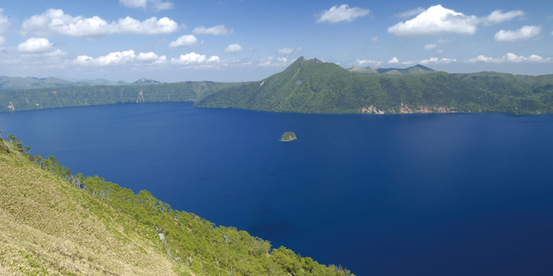 Danau Mashu di Hokkaido, Jepang  yang disebut-sebut sebagai danau terjernih di dunia dengan airnya yang berwarna biru.