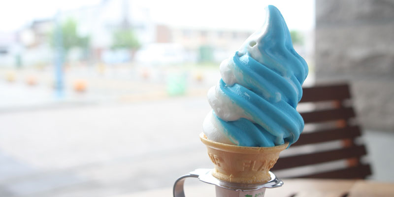 Es krim Aoi-Ike Soft yang menggambarkan keindahan kolam biru Aoi Ike di Hokkaido, Jepang.
