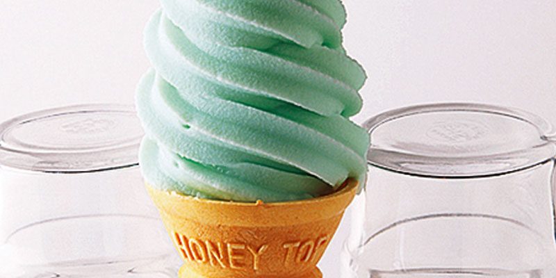 Mashu Blue Soft, es krim berwarna biru yang menggambarkan warna air danau Mashu di Hokkaido, Jepang.