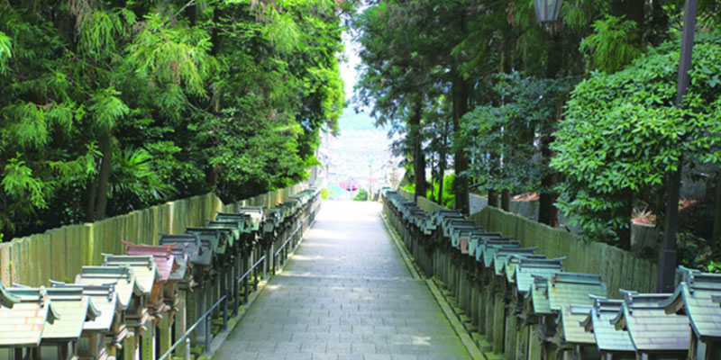 Jalan menuju kuil Hozanji dari stasiun Kintetsu Ikoma di Jepang.
