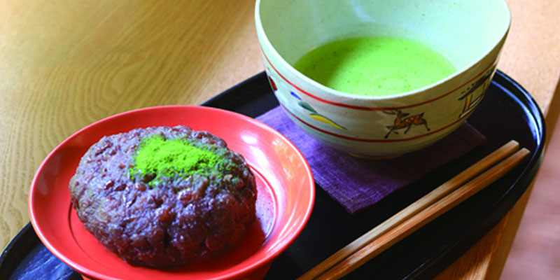 Kedai Ikuyoya di Jepang yang terkenal dengan set menu kue Botamochi dan teh matcha yang dijual seharga 810 Yen.
