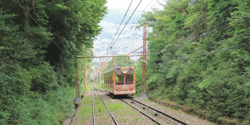 Kereta Rapid Express dari Stasiun Kintetsu Turuhashi dan turun di Stasiun Ikoma di Jepang.