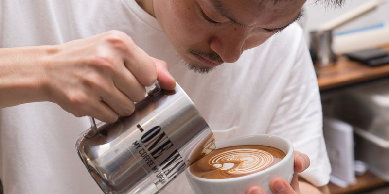 Barista sekaligus pemilik kedai ConnectCoffee, Takahiro Ando, dikenal sebagai salah seorang latte artist terbaik di Jepang.