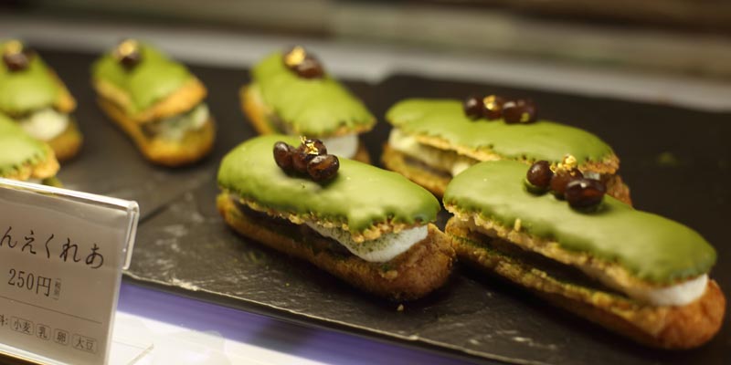 Kyoto Gion Anon di Kota Kyoto, Jepang merupakan toko legendaris yang menjual kue-kue yang menggunakan anko atau pasta kacang merah Jepang.