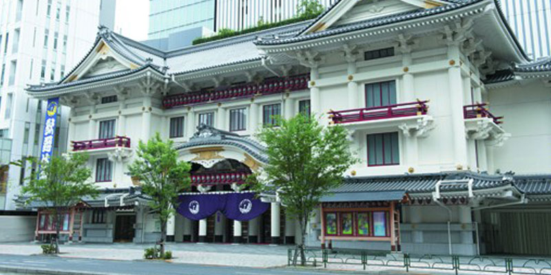 Setelah selesai menonton pertunjukan Kabuki di Ginza, Tokyo, Anda dapat mengunjungi pusat penjualan oleh-oleh yang ada di lantai basement 2 di gedung ini.