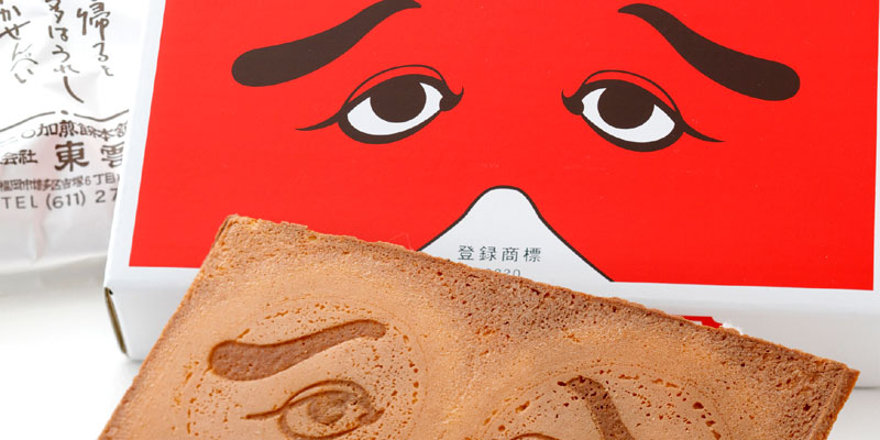 Niwaka Senbei yakni kue beras dengan cetakan mata sayup yang diambil dari motif topeng Shogeki (pementasan lawak) bernama Hakata Niwaka ini terkenal sebagai oleh-oleh yang mewakili daerah Hakata, salah satu nama daerah di Fukuoka, Jepang.
