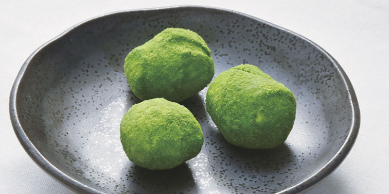 Kue Kiku Mari Matcha dari gerai Jukka merupakan kue bertekstur ringan yang terbuat dari beras yang digoreng.
