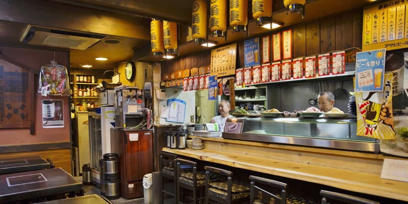 Restoran Yanagi-bashi Kadoju, dekat Stasiun Nagoya, Jepang. Begitu membuka pintu restoran, pengunjung akan melihat berbagai macam barang peninggalan yang berhubungan dengan sumo.  