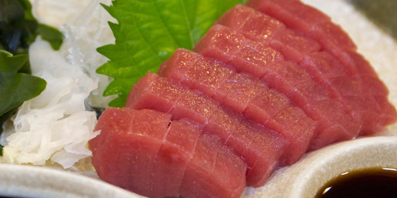 Restoran Yanagi-bashi Kadoju, dekat Stasiun Nagoya, Jepang ini memiliki banyak menu selain Nabe, seperti yakitori (sate ayam Jepang), tempura, dan sashimi ikan tuna yang paling digemari. 